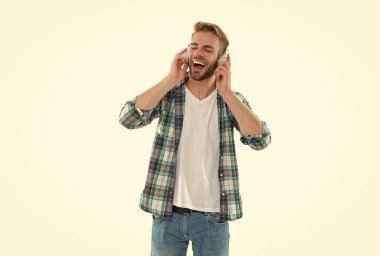 Gülen adam beyaza izole edilmiş müziği dinle. Adam arka planda müzik dinliyor. Stüdyoda müzik dinliyoruz. Bir adamın fotoğrafı. Müziği dinle..