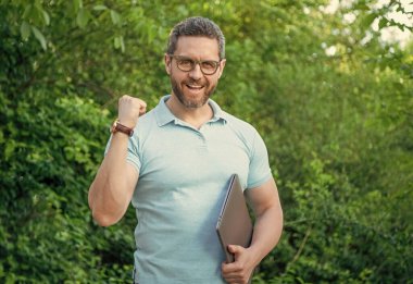 Çevrimiçi olarak başarılı bir işletme yöneticisi. İşletme müdürünün bilgisayardaki serbest fotoğrafı. İşletme müdürlüğü. işletme yöneticisi serbest açık hava.