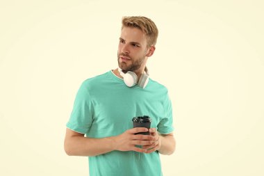 Kahveli milenyum adamı tasviri. Kahveli milenyum çocuğu beyaz üzerine izole edilmiş. Geçmişinde kahve olan bin yıllık bir adam. Stüdyoda kahve içen milenyum adamı..