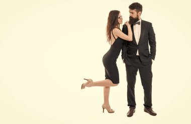 Görünüşte aşk. Kadın ve erkek için aşk randevusu. Resmi bir çift smokinli adam ve seksi kız. Nişan ve teklif. Sevgililer Günü. Saf zarafet. Özel bir kutlama. Birbirine aşık çiftler..