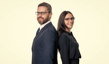 Formalite icabı bir çift iş adamı. İş adamlarının, profesyonellerin fotoğrafı. Beyaz arka planda izole iş adamları. Stüdyoda iş adamları.