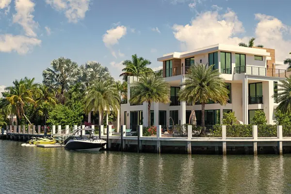 Yaz tatili için yatı olan lüks bir villa. Yaz tatilinde dinlenmek için güzel bir villa. Yaz tatilinde özel yatı olan modern bir villa. Villada yaz tatili için rüya gibi bir yer..