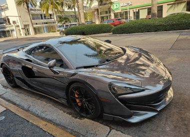 Los Angeles, Kaliforniya ABD - 24 Mart 2021: Metalik McLaren Otomotiv Şirketi 570 'lerin lüks spor araba yan görüntüsü.