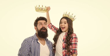 Senin başarın bizim hedefimiz. Küçük kız taç giyen adam beyazlar içinde izole edilmiş. Mutlu aile başarıyı kutlar. Başarının tadını çıkarıyor. Zafer ve zafer. Gurur ve zevk. Başarılı ve gururlu. Başarıyı sağla..