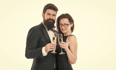 Aile tatilini kutlar. İşletme partisi. Şerefe konsepti. Birbirine aşık çiftler. Smokinli adam ve seksi bayan. Resmi çift ortaklık için şampanya içer. Başarılı insanlar iş etkinliği.