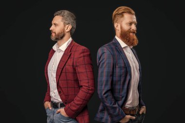 Stüdyoda erkek giyim bölümünde neşeli erkekler. Erkekler giyim kuşamında arka planda. Erkek giysisi giymiş erkeklerin fotoğrafı. Erkekler giyim kuşamında siyah giyiniyor..
