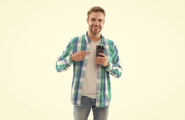 Geçmişinde kahve olan milenyum adamı, işaret parmağı. Kahveli milenyum adamı fotoğrafı. Kahveli milenyum adamı beyaz üzerine izole edilmiş. Stüdyoda kahve içen bin yıllık bir adam..