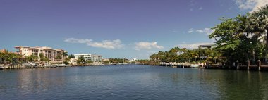 Panorama liman manzarası deniz kenarındaki yaz mevsiminde. Limanda tekneleri olan pitoresk deniz kenarı yazlık bir yer. Sahil limanı yaz için mükemmel bir yer. Sahil limanı varış noktası.
