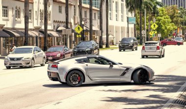 Miami Beach, Florida ABD - 15 Nisan 2021: White Corvette Stingray 2016 coupe z51-2..