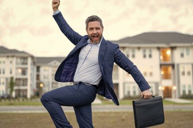 İyi bir emlak işçisi. Evrak çantalı emlakçı. Dışarıdaki emlakçı. Gayrimenkul işçisi fotoğrafı..