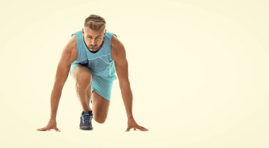 Sporcu sporcu sporcu beyaz arka planda fotokopi alanı pankartıyla tek başına koşmaya hazır..