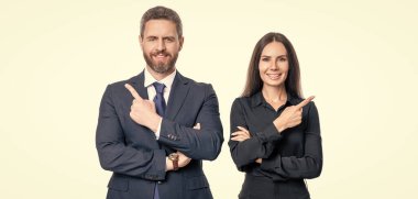 Formalite icabı iş ortakları, işaret parmağı. İş ortaklarının, profesyonellerin fotoğrafı. Beyaz arka planda izole edilmiş iş ortakları. Stüdyoda iş ortakları.