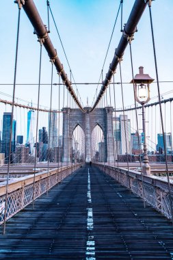 New York Köprüsü, Manhattan ve Brooklyn 'i birbirine bağlıyor. New York 'un Brooklyn Köprüsü. Amerikan mimarisi tarihi eser. Brooklyn 'deki tarihi köprünün mimarisi. Manhattan ve Brooklyn 'i bağlayan.