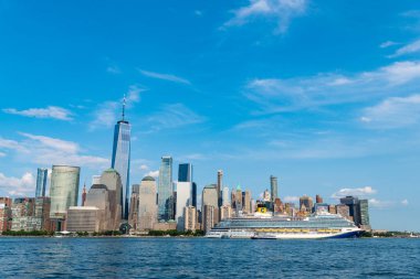 New York, ABD - 16 Haziran 2023 Veneziaw Karnavalı. New York Manhattan 'ın Skyline' ı Hudson Nehri yolcu gemisiyle seyahat ediyor.