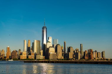 Metropolitan şehir manzarası. New York şehir merkezi. Manhattan gün batımında ufuk çizgisi. New York şehri. New York 'un gökdelen binası. Kentsel mimari. Manhattan ve Hudson şehir merkezinde. seyahat hedefi.