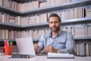 Dijital sınıf. Sınıfta öğretmenin online eğitimi. Öğretmenler günü. Öğretmen çevrimiçi eğitim sunuyor. Online okul eğitimi. Estonya 'da dersteydim. Web tabanlı eğitim.