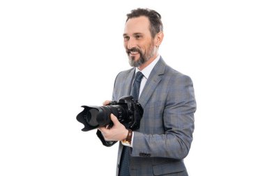 Paparazzi fotoğrafçı. İş adamı fotoğraf makinesini tutar. Takım elbiseli foto muhabiri. Kameralı iş fotoğrafçısı. Gazeteci beyaz üzerine izole edilmiş fotoğraf çekiyor.