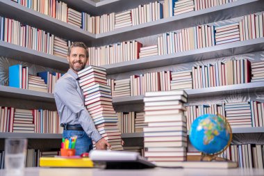 Okula dönüyorum. Öğretmenler günü. Okulda eğitim. Bilgi günü. Bir kitaba dal. Kitaptan bilgi. Adam üniversite eğitimi alıyor. Erkek öğretmenle okul eğitimi. eğitim ve bilgi.