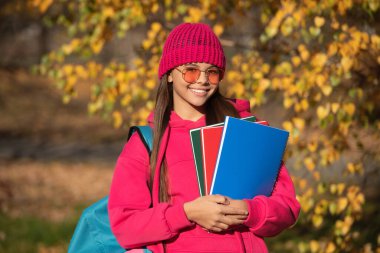 Eylül 'deki bilgi günü. Sonbahar eylül ayındayız. Eylül 'ün 1' inde okul ödevi olan genç bir kız. Genç kız açık havada düşmeyi sever. Okula dönüyorum. Genç kızların okul eğitimi.