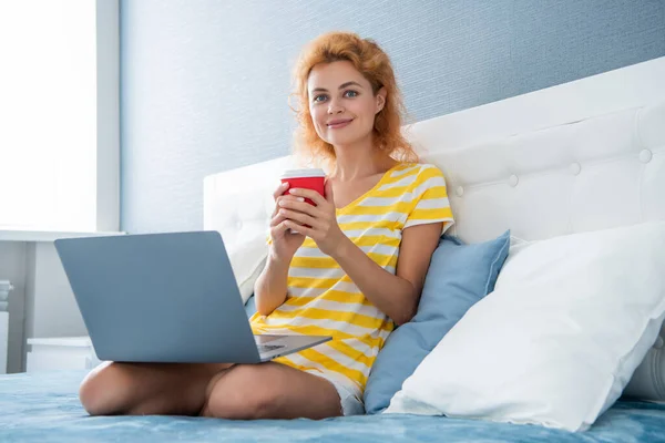 Kommunikation Glad Kvinna Med Kaffe Och Laptop Online Kommunikation Kvinna — Stockfoto
