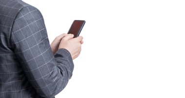 Takım elbiseli bir iş adamı telefon kullanır. Blogda iş adamıyla mesajlaşıyorum. İletişim. Telefondaki mesajlaşan iş adamı beyazdan izole edilmiş. İş mesajlaşması. İnternet işi. İletiye Yanıtla.