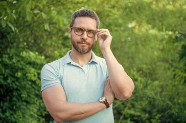 Olgun adam, gözlüklü dışarı bak..