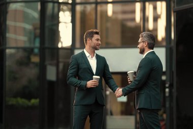 İki iş ortağı kahve pazarlığı yapıyor, kopyalama alanı. Pazarlık yapan iki iş ortağının fotoğrafı. Pazarlık yapan iki iş ortağı. iki iş ortağı