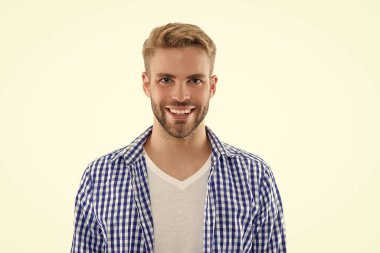 Arka plandaki mutlu genç adam. Stüdyodaki genç adam. Kareli gömlek giyen genç bir adam. Genç adam beyaz üzerine izole.