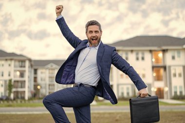 Açık havada başarılı bir emlak işçisi. Gayrimenkul işadamının fotoğrafı. Emlakçı. Evrak çantalı emlakçı..