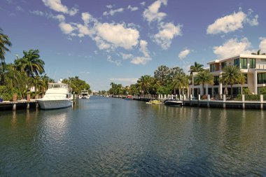 Sahil limanı yaz tatili için mükemmel bir yer. Sahil limanı varış noktası. Deniz kenarındaki yaz mevsiminin manzarası. Limanda tekneleri olan pitoresk deniz kıyısı tatil beldesi.