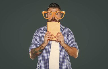 Eğitim. Parti gözlüklü komik sakallı adamın elinde kitap tutmasına şaşırdım..