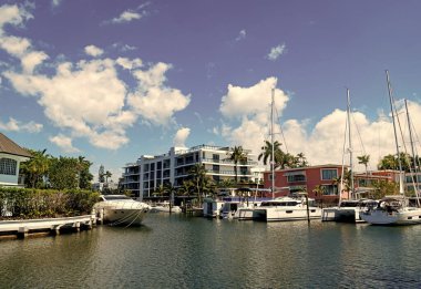 Lüks yaz limanında rahatlayın. Çarpıcı bir yaz gezisinde son derece lüks bir deneyim. Bu özel yaz mevsiminde hayat. Lüks yaz mevsiminde cennete kaçın..