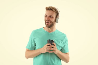 Atölyede bin yıllık yaşam tarzı olan neşeli bir adam. Bin yıllık yaşam tarzı olan bir adam. Bin yıllık yaşam tarzı olan bir adam beyazlar içinde izole edilmiş. Geçmişinde bin yıllık yaşam tarzı olan bir adam.