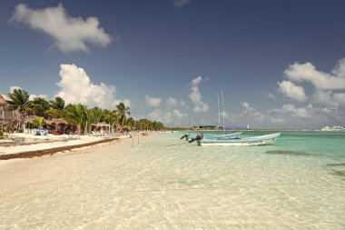 Costa Maya, Meksika - 01 Şubat 2016: Deniz kenarında yaz tatili sahili.