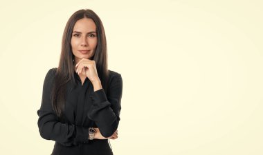 Beyaz arka planda izole edilmiş bir iş kadını. Stüdyodaki beyaz iş kadını. Profesyonel iş kadını resmi kıyafet giyiyor..