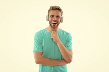 Stüdyoda kulaklıklı neşeli bir adam. Bin yıllık kulaklıklı adam. Bin yıllık kulaklıklı bir adam beyaza izole edilmiş. Bin yıllık kulaklıklı bir adam..