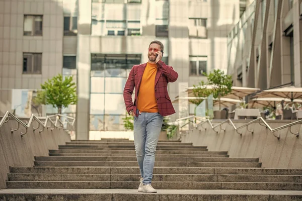 Adamın cep telefonuyla dışarıyı aratıyor. Sokakta cep telefonu arayan bir adam var. Dışarıdaki cep telefonundan arayan bir adam. Bağlantı adamı cep telefonundan ara ve konuş..
