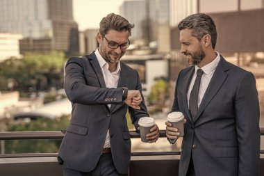 İş adamları kahve molasında kontrol eder. İş adamları kahve molasında kontrol eder. İş adamları kahve molası saatini kontrol ediyor. Takım elbiseli işadamları kahve molasında kontrol ediyor..