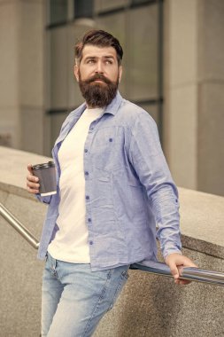 Kahve içen yakışıklı bir adam. Adam dışarıda kahve içiyor. Dışarıda kahve içen bir adam. Adam sokakta kahve içiyor..