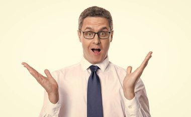 Stüdyoda mutlu sürpriz adam. Arka planda sürpriz bir adam. Gözlüklü adam şaşırdı. Şaşırmış adam beyazda izole edilmiş.