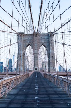 Manhattan ve Brooklyn 'i birbirine bağlayan New York Köprüsü askıya alındı. Manhattan 'a giden yol. New York 'un şehir mimarisi. Brooklyn dönüm noktası. Amerika 'da Brooklyn Köprüsü. New York 'un Brooklyn Köprüsü.