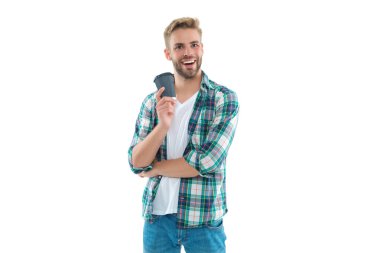 Arkasında kahve olan gülümseyen bir milenyum adamı. Stüdyoda kahve içen milenyum adamı. Kahveli milenyum adamı fotoğrafı. Kahveli milenyum adamı beyaz üzerine izole edilmiş.