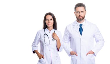 Sağlık hizmetleri meslektaşı olan bir doktor. Tıbbi personel. Doktor ve hemşire hastanede. Sağlık ve tıp konsepti. Sağlık çalışanları beyazları izole ediyor. Tıbbi servis. Sağlık uzmanları..