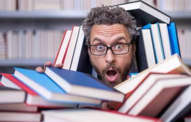 Okulda edebiyat öğretmeni ve kitap. Bilgi günü. Okul sınavına hazırlan. Çok çalışan milenyum öğrencileri kitap okurken şok oldum. Kitapçıda ya da okul kütüphanesinde kitap okuyan çok çalışan bir erkek öğrenci..