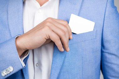 Takım elbiseli iş adamı kredi kartını cebinde taşıyor. İşletme markası. Hesabı öde. Kredi kartlı bir iş adamı. Emoney ile iş anlaşması. İş başarısı. pazarlama ve finansman.