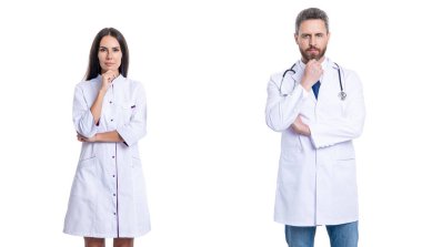 İki düşünceli doktor tıp hizmetini temsil ediyor. Sağlık sigortası. Sağlık ve ilaç. Tıp doktoru ekibi. Hastanedeki sağlık ve sağlık çalışanları beyazları izole etti.