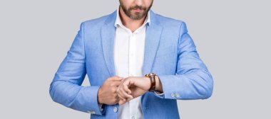 Dakik iş adamı gri zamanı kontrol ediyor. İş için son gün. İş hayatına geç kalan bir iş adamı. Zaman yönetimi. Dakik adam, nöbete geç kalma zamanını kontrol ediyor. Kırpılmış görünüm.
