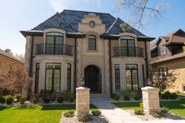 Mahalledeki bir mülk. Açık alanda bir apartman. Konut mahallesindeki klasik yazlık ev. Mahalle mimarisi. Modern yazlık ev. konut sigortası.