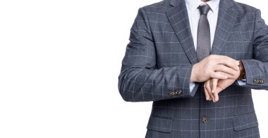 Dakik iş adamı gri zamanı kontrol ediyor. İş için son gün. İş hayatına geç kalan bir iş adamı. Zaman yönetimi. Dakik adam, nöbete geç kalma zamanını kontrol ediyor. Boşluğu kopyala.