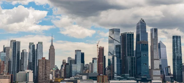 美国纽约市 2023年5月5日 曼哈顿的摩天大楼高耸入云 摩天大楼高耸入云 — 图库照片